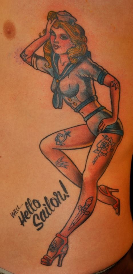 Old Cartoon-Stil verführerisches Pin Up Mädchen Tattoo an der  Seite