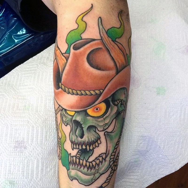 vecchio cartone animato colorato cranio cowboy tatuaggio su braccio