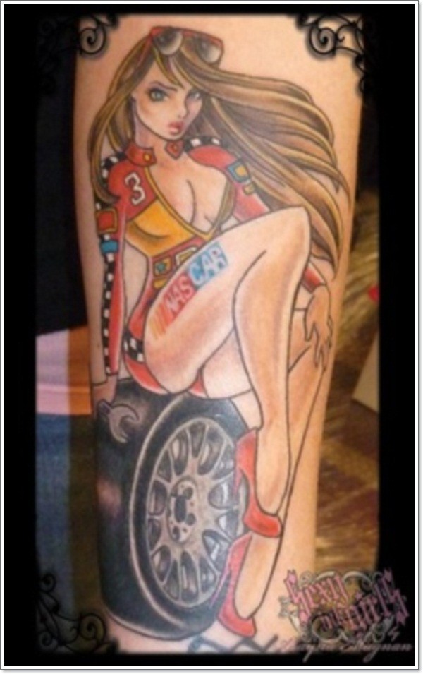 vecchio cartone animato colorato seducente donna meccanica tatuaggio su braccio