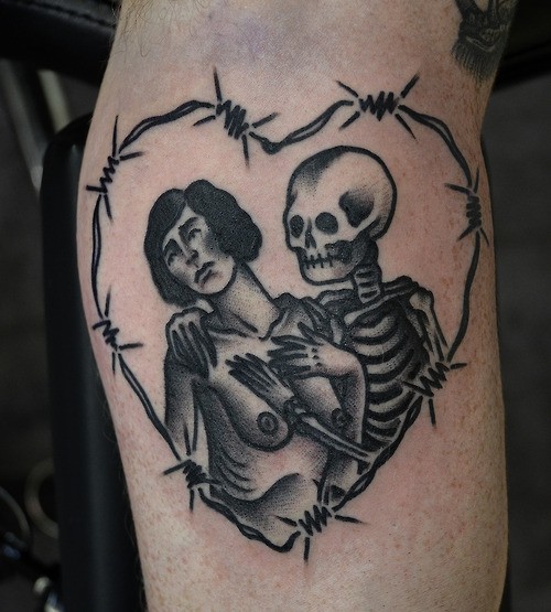 Altes cartoonisches hausgemachtes schwarzes  Skelett mit nackter Frau Tattoo am Bein