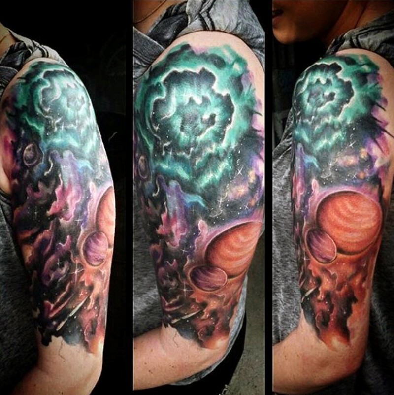 Tatuaje en el brazo, espacio maravilloso con planetas lindas