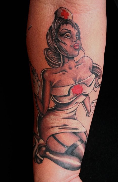 vecchio cartone animato infermera seducente spaventosa tatuaggio su braccio