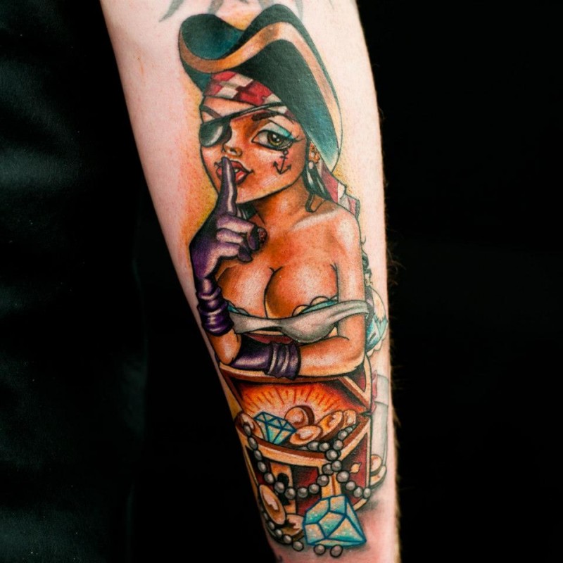 Tatuaje de mujer pirata con tesoro en el antebrazo