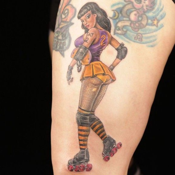 vecchio cartone stile colorato ragazza sexy pin up su pattini tatuaggio su braccio