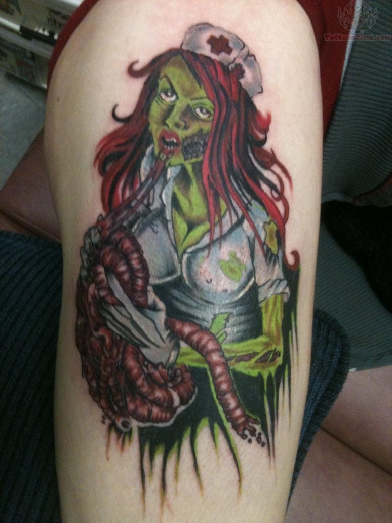 vecchio cartone animato dipinto stilizzato colorato infermiera sanguinolenta zombie tatuaggio su spalla