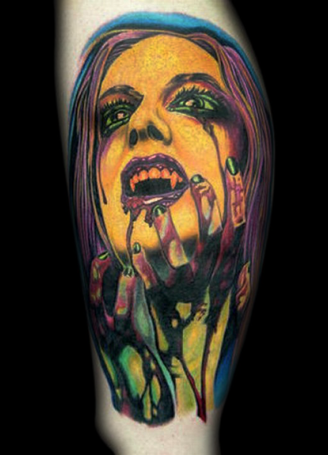 Alte-Comic-Bücher Stil farbiges Beinmuskel Tattoo mit blutiger Vampir Frau Porträt