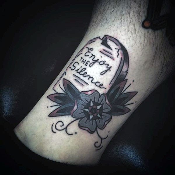 Tatuaje en el tobillo,  lápida mortuoria agrietada con flor
