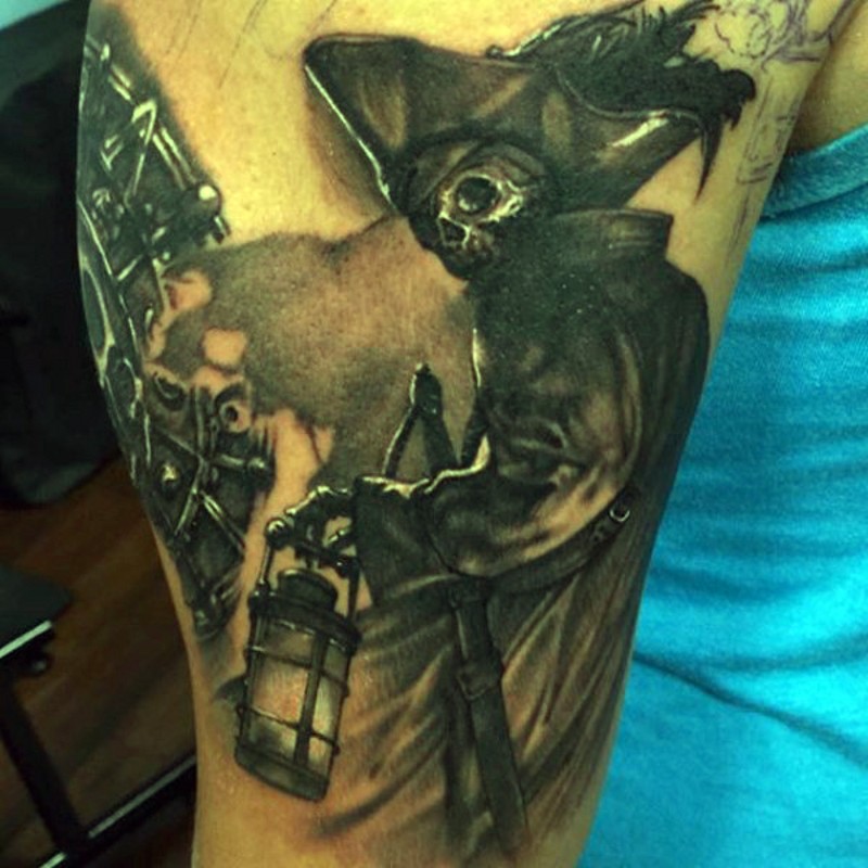 Tatuaje en el brazo, esqueleto de pirata con farol