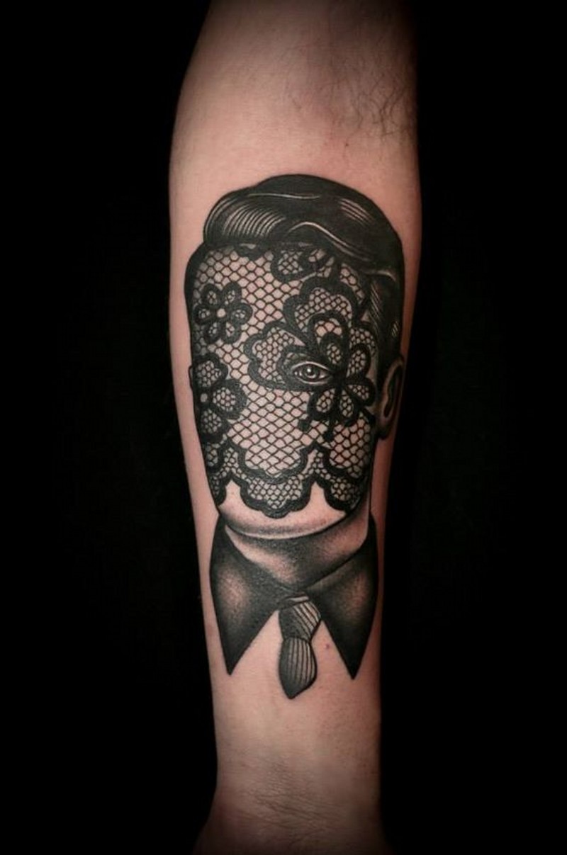 vecchio stile di moda nero e bianco meta uomo meta pizzo di fiori tatuaggio su braccio