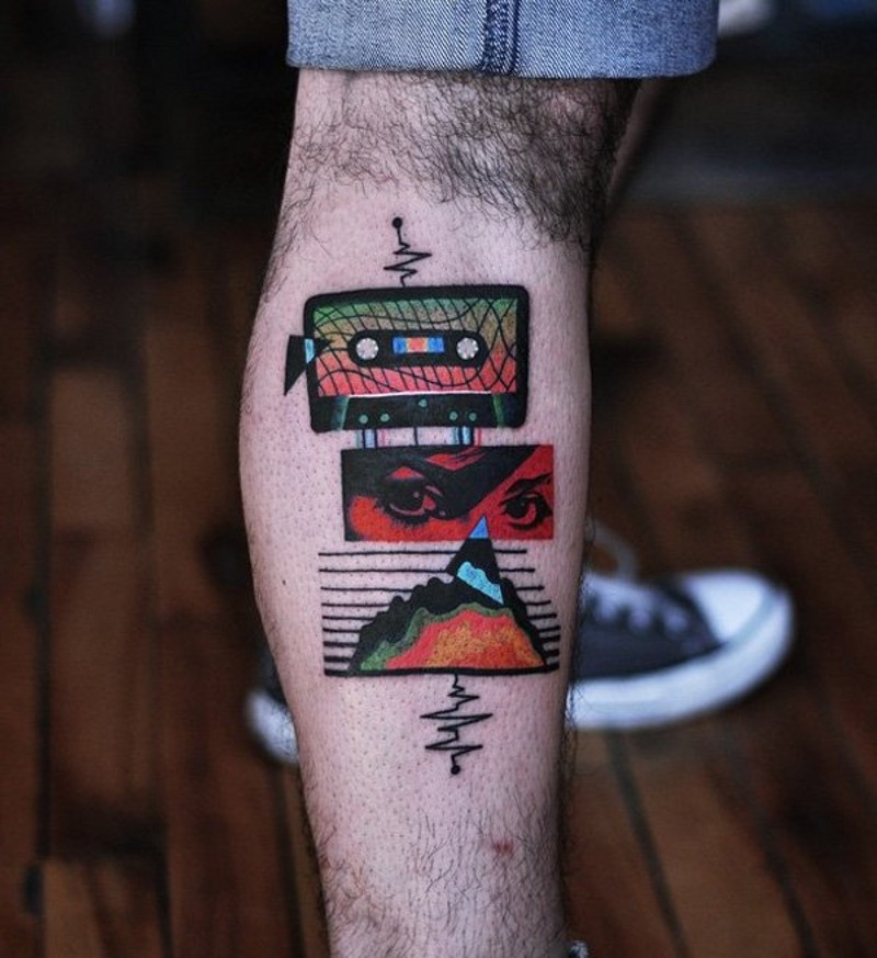 Tatuaje de casetes multicolores en la pierna