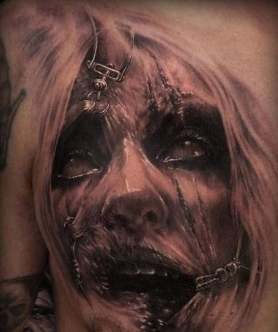 Alter Horrorfilm detailliertes Frau Monster Porträt Tattoo auf der Brust
