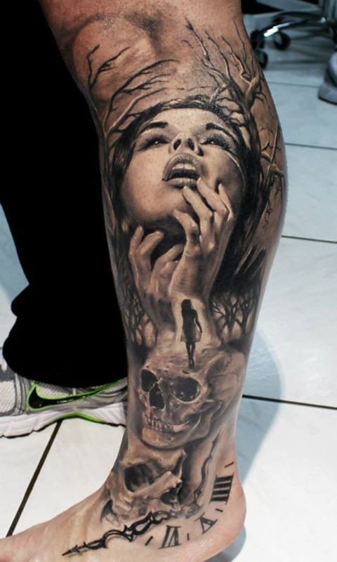 vecchio film orrore nero e bianco mistico dipinto donna con cranio e orologio tatuagio su gamba