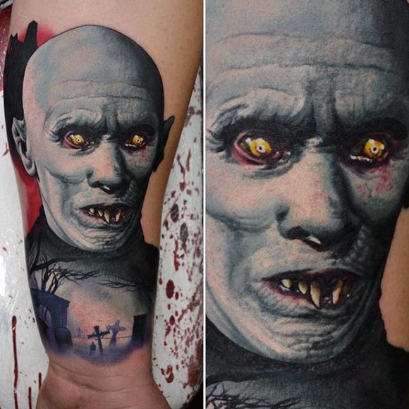 Farbiges Vampir Monster aus alten Horrorfilmen Tattoo am Handgelenk