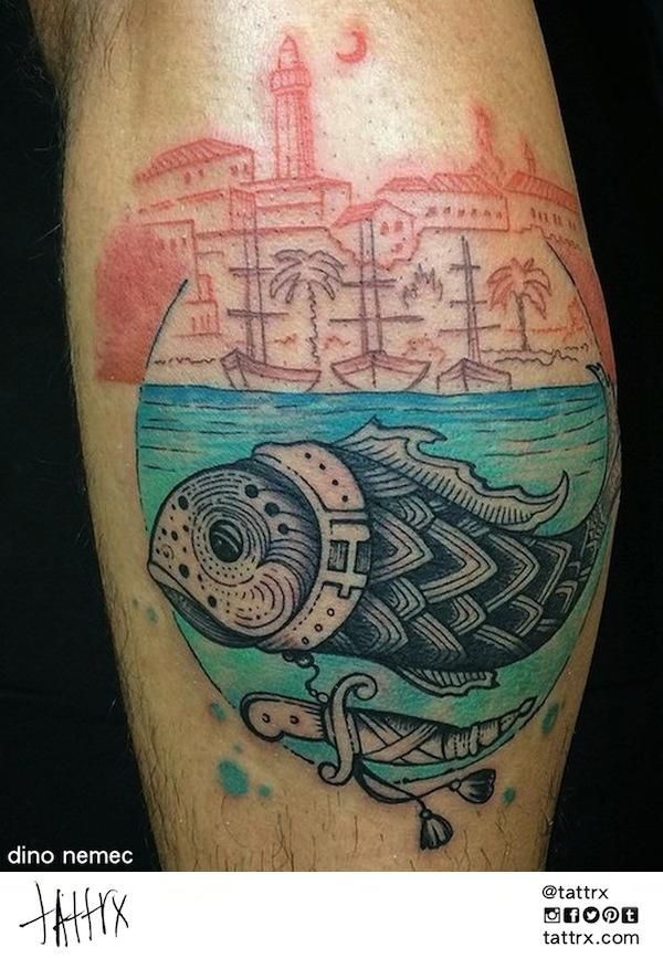 Tatuaje de pierna de color con aspecto antiguo de peces interesantes con la ciudad de la noche de Dino Nemec