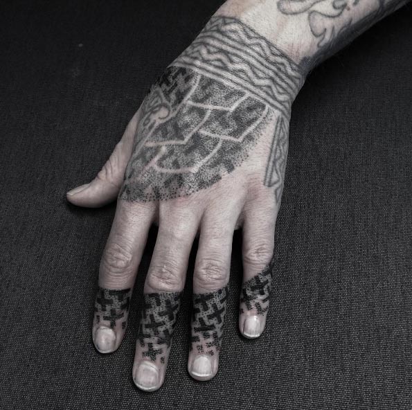 Tatuaggio stilizzato a forma di punto con un vecchio stile stilizzato con croci