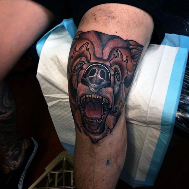 Old school 3D like very detailed knee tattoo on roaring bear