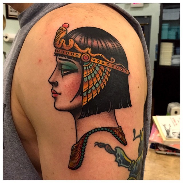 Tatuaje en el hombro,
mujer egipcia divina, estilo old school