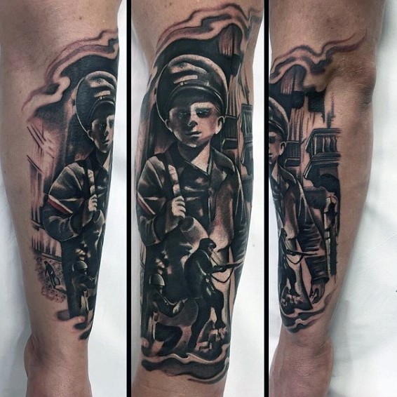 Tatuaje en el antebrazo, chico militar con arma en la guerra