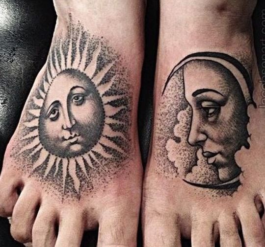 vecchia scuola grigio nero sole e luna tatuaggio su piedi