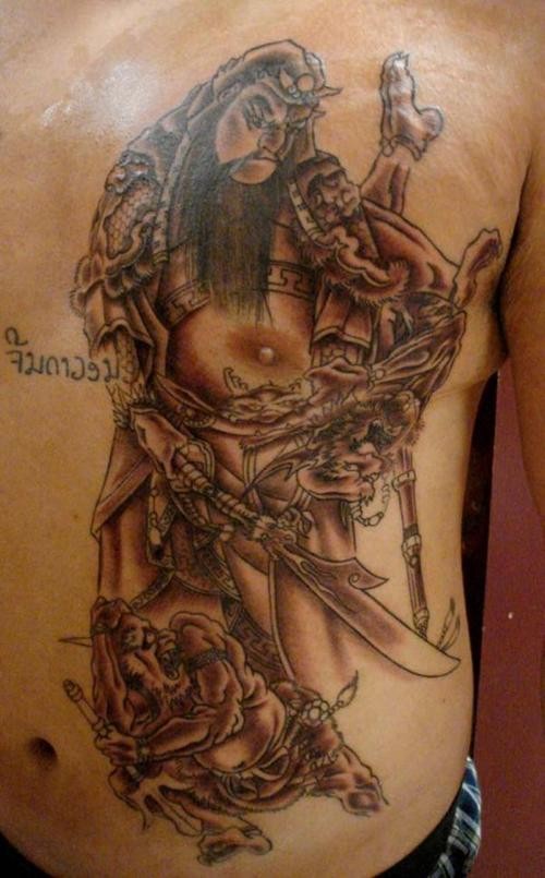 Tatuaje en el pecho, 
 samurái enfadado con espadas, estilo asiático