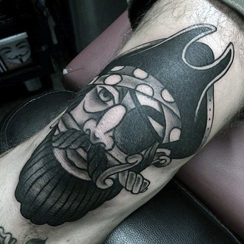 Oldschool schwarzes Knie Tattoo mit Piraten Gesicht