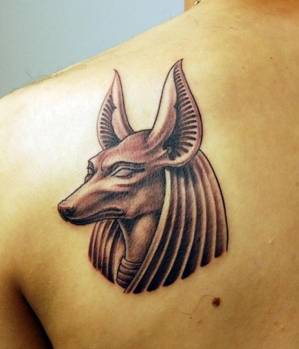 Oldschool schwarzes kleines Rücken Tattoo mit Anubis Gott Statuenkopf