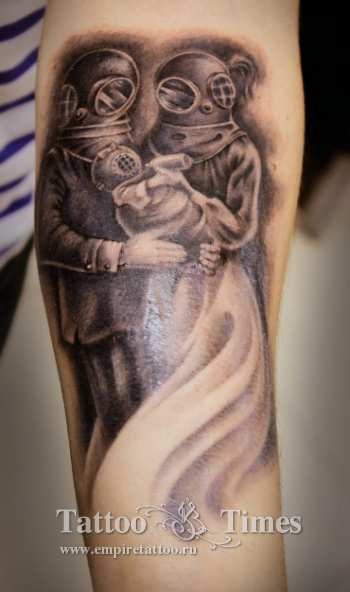 Tatuaje en el brazo, familia tierna en viejos trajes de buceo