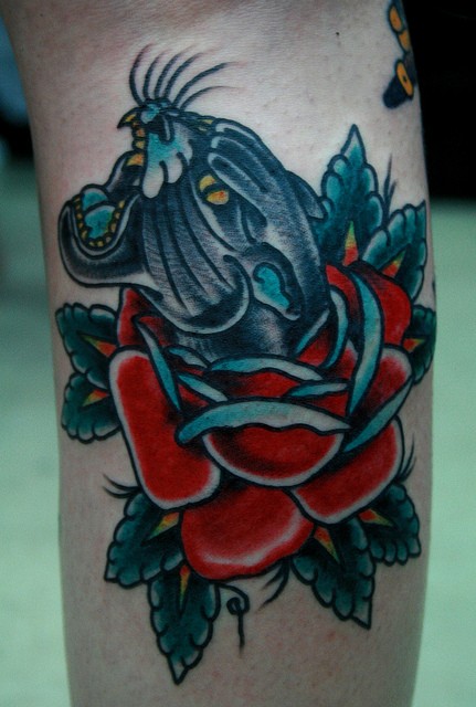 Tatuaje  de pantera en la flor