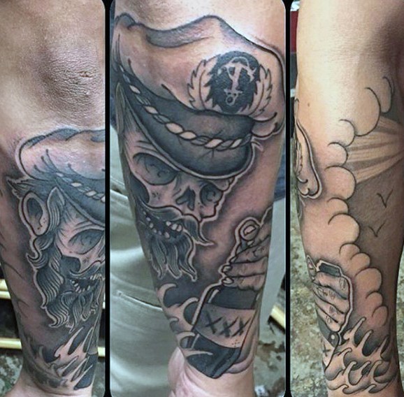 Tatuaje  de esqueleto pirata sonriente con botella