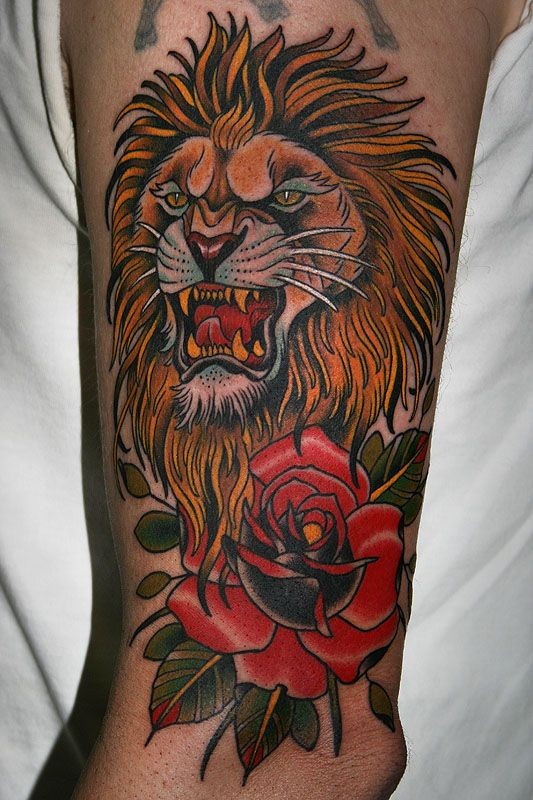 Tatuaje en el brazo, león furioso con rosa, old school