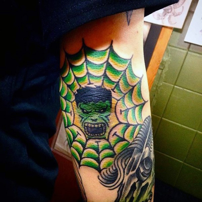 Oldschool farbiges Unterarm Tattoo mit Hulk und Spinnennetz