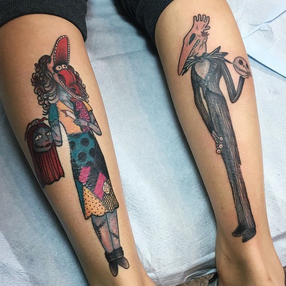 Oldschool lustiges Tattoo an den Beinen Tattoo mit  cartoonischen Helden aus  Albtraum vor Weihnachten