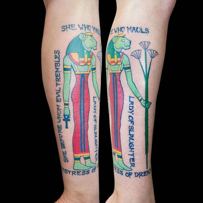 Tatuaje en la pierna,
estatua egipcia y inscripciones