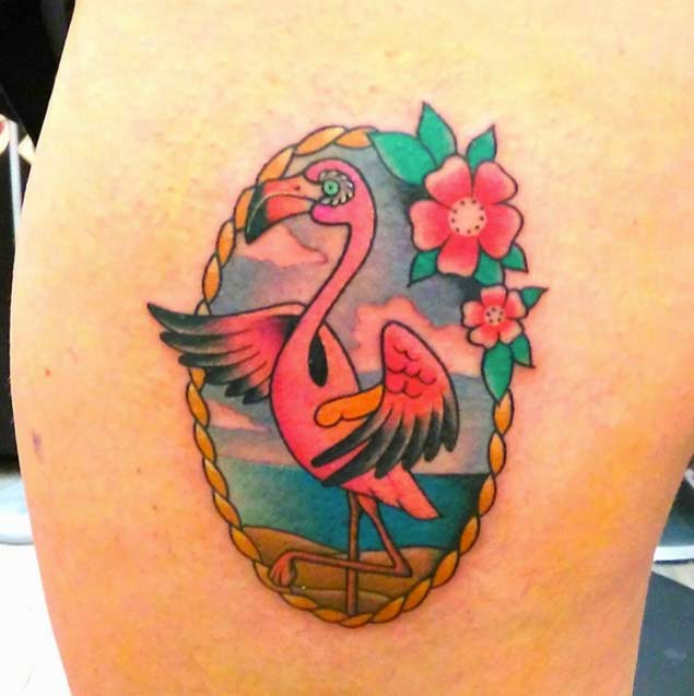 Oldschool gefärbtes kleines Flamingo Tattoo am Oberschenkel mit Blumen