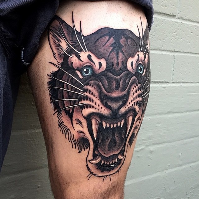 Tatuaje en el muslo, tigre feroz con la boca abierta, estilo old school