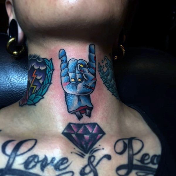 Tatuaje en el cuello, mano azul de zombi y diamante violeta
