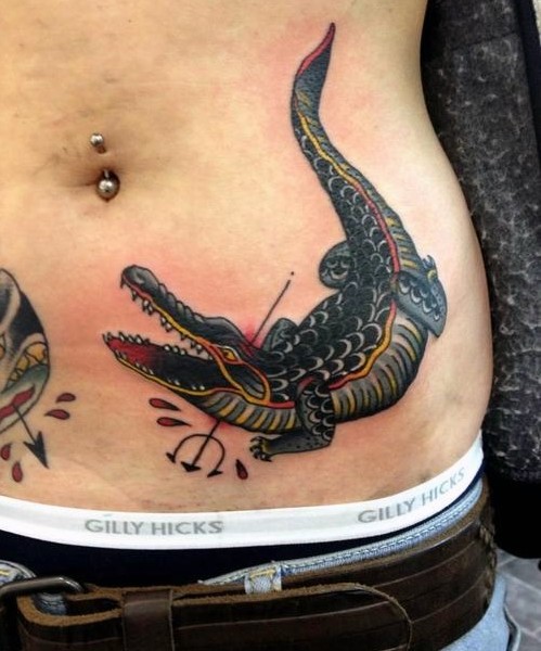 Tatuaje  en la cadera, caimán multicolor matado, estilo old school