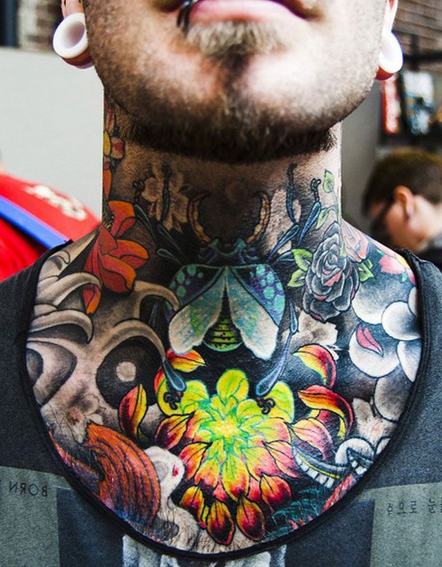 Tatuaje en el cuello, escarabajo con crisantemo brillante, estilo old school