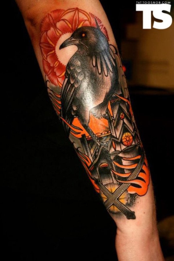 Tatuaje en el antebrazo,
cuervo siniestro y la ciudad en llamas