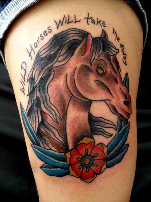 Tatuaje en la pierna, caballo en estilo de vieja escuela