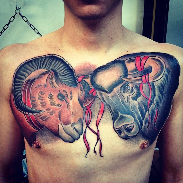 Tatuaje en el pecho,  cabezas de animales con cuernos, estilo old school