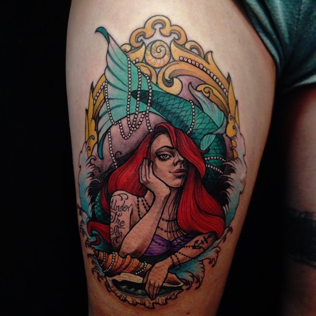 Tatuaje en el muslo,  sirena atractiva en el mundo submarino multicolor