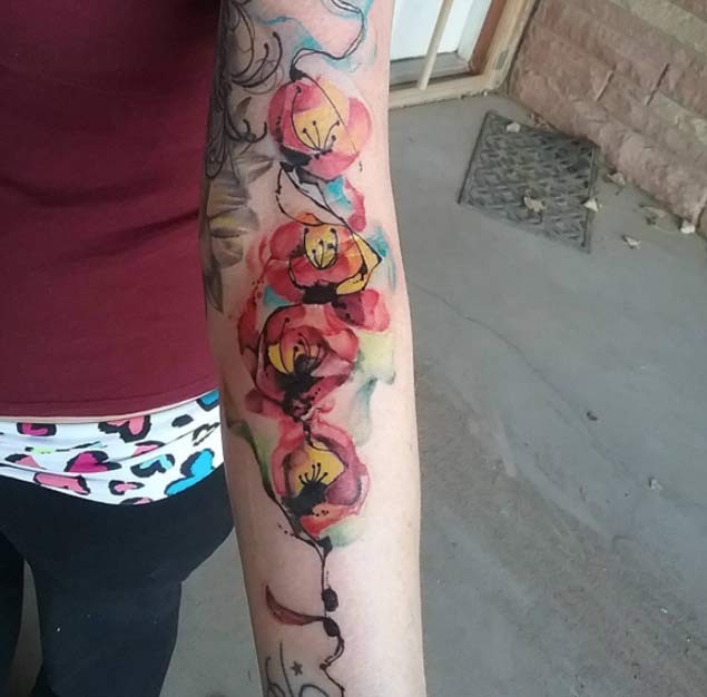 Oldschool hausgemachtes farbiges Blumen Tattoo am Unterarm