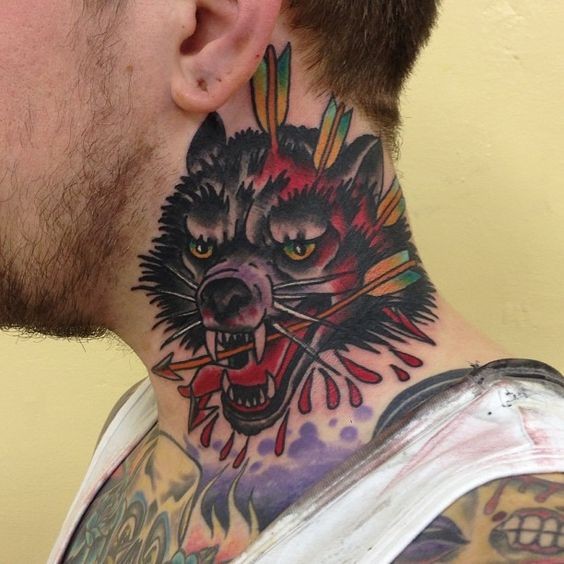 Oldschool kleines farbiges Hals Tattoo mit bösem Hundekopf und Pfeilen