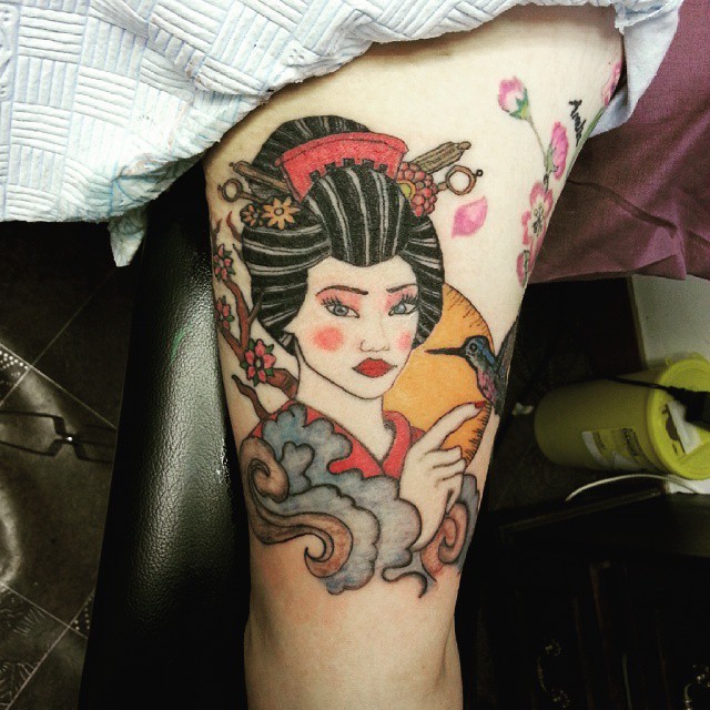 Tatuaje en el brazo, geisha bonita con pájaro, estilo old school multicolor