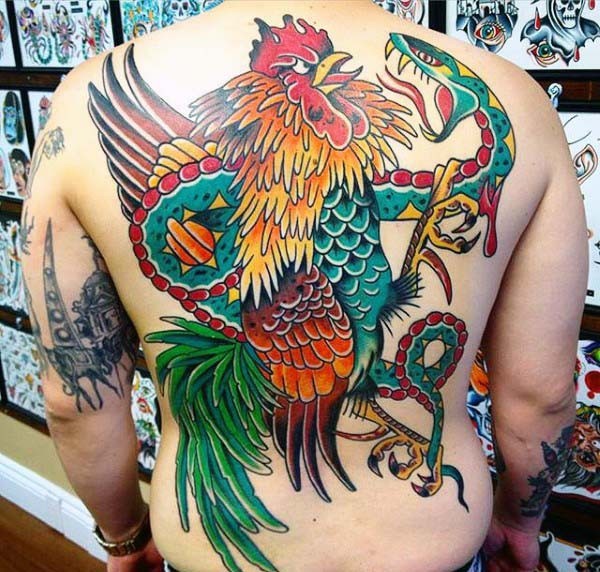 vecchia scuola multicolore gallo combate con serpente tatuaggio pieno di schiena