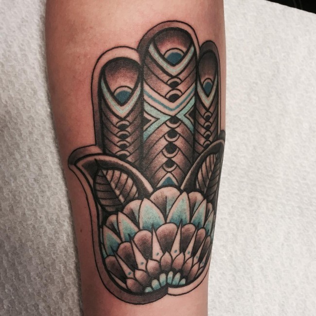 Tatuaje en el antebrazo, mano de Fátima de colores azul y gris, old school
