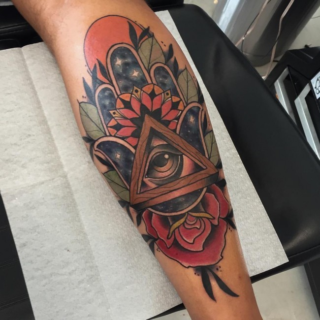 Tatuaje multicolor en el brazo, jamsa  con pirámide masónica y flores, estilo old school