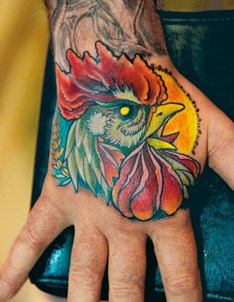 Oldschool mehrfarbiges Hand Tattoo mit wütendem Hahnkopf
