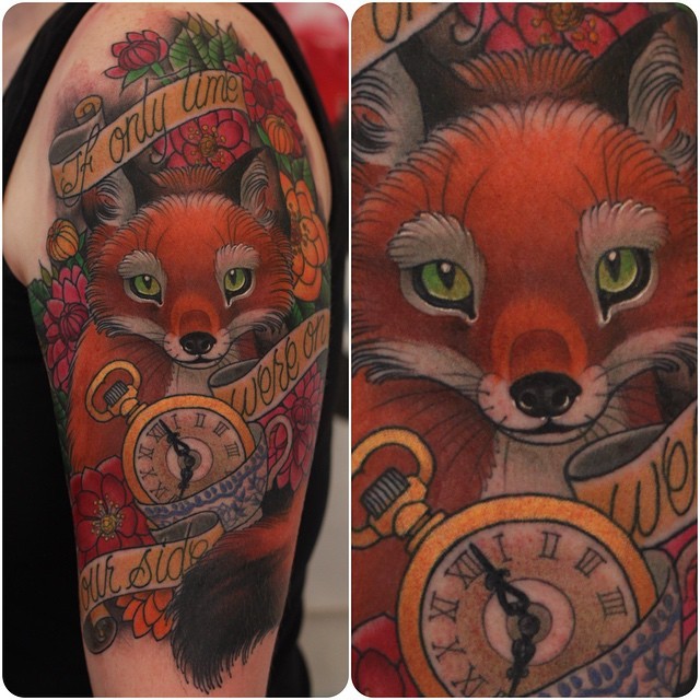 Oldschool naturfarbener Fuchs Tattoo an der Schulter  mit Uhr, Schriftzüge und Blumen